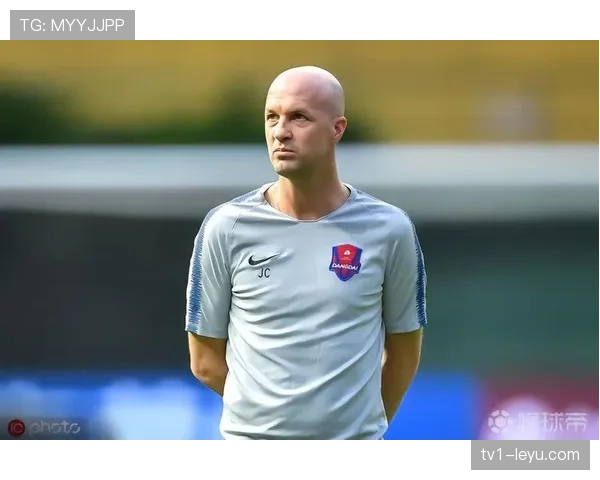 克鲁伊夫经典对决重现，足球传奇重聚共忆辉煌岁月